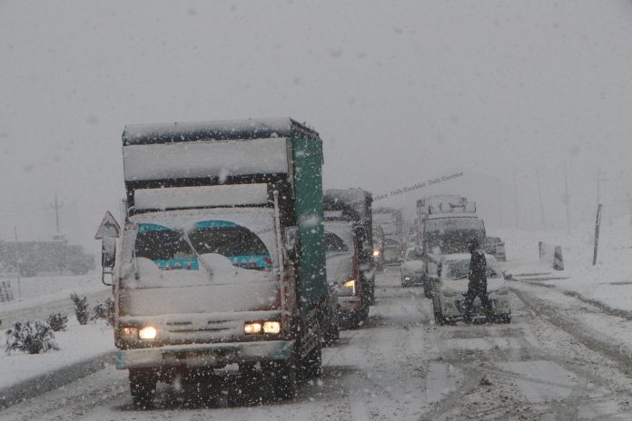 Cold wave intensifies in Kashmir as mercury dips after snowfall